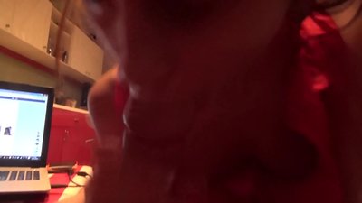 Školačka kouří péro svému bratrovi, když nikdo není doma