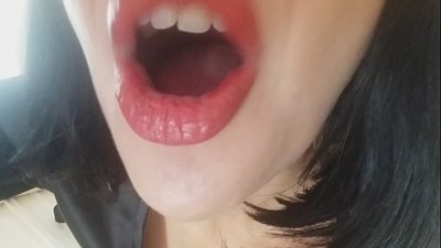 Zlato, tvoje macecha tě dneska nepustí do školy... Moc tě potřebuju...