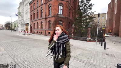 Veřejný pickup: krásná dívka se nechá ošukat za iPhone a dostane sperma do kundy. CleoModel